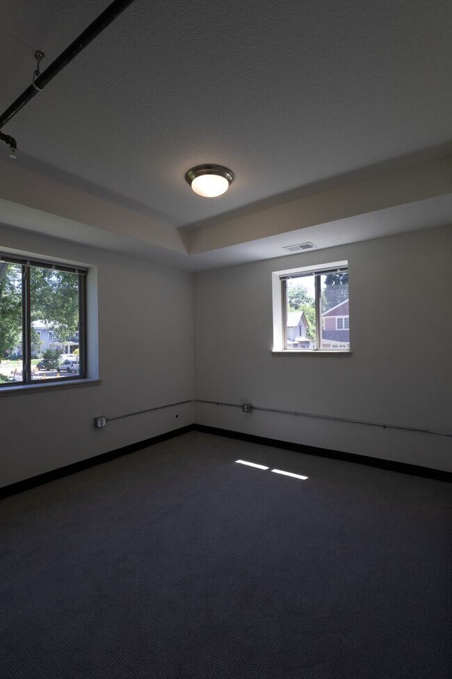 Building Photo - $1,450 / 2br - 560ft2 - RENOVATED 2BD, 1BA...