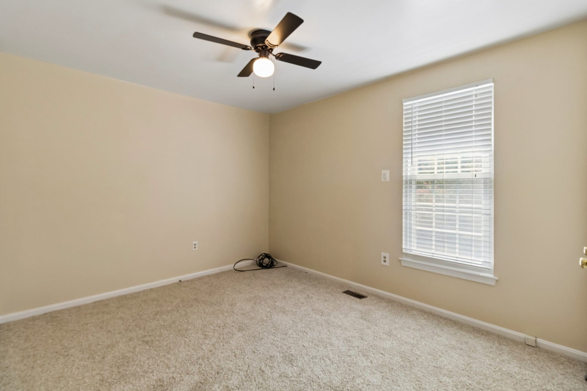 Building Photo - 820 Chatsworth Dr