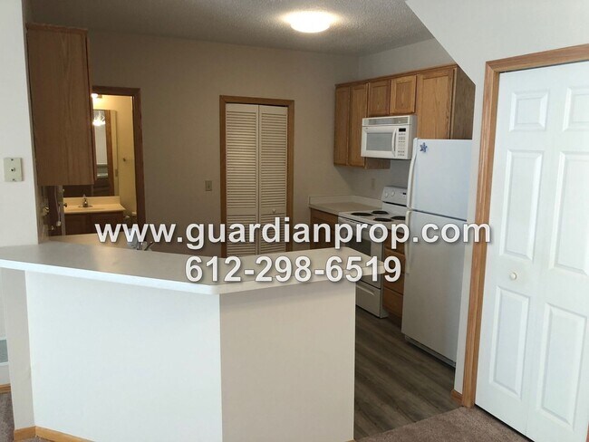 Building Photo - Shoreview Townhouse Available October 1, Open Floor Plan, Jacuzzi Tub, Fireplace, Attached Garage