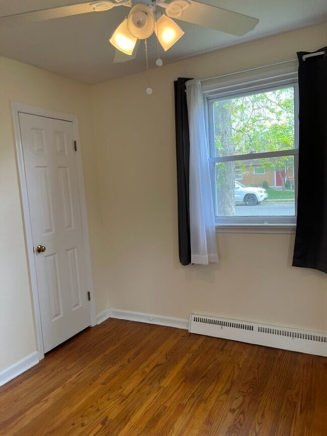 Building Photo - 3 bedroom 2 bath house Rent  -----------Linwood  $2500