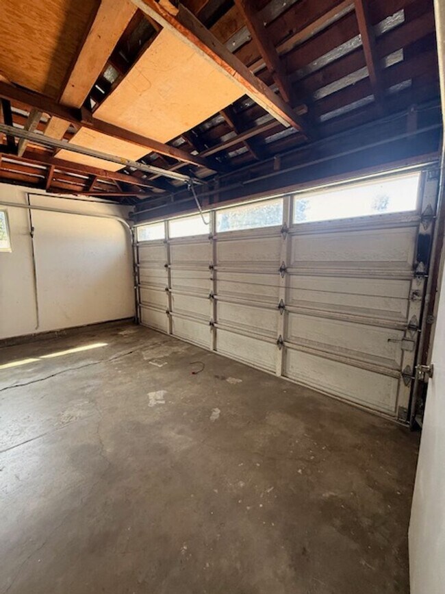 Building Photo - FULLERTON Single-Story POOL Home 4bed/2bath