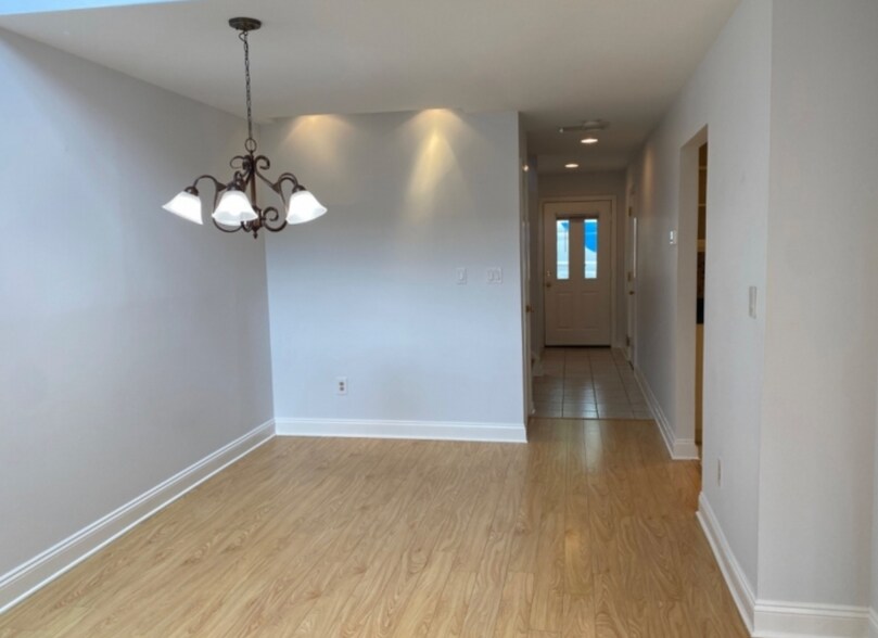 Building Photo - 261 Hedgerow Rd