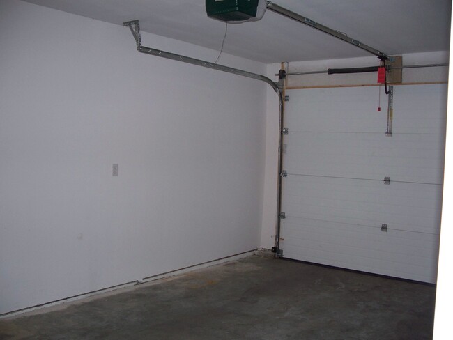 Garage - 1002 E Pearl Ct