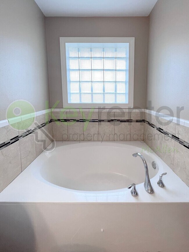 Building Photo - Beautiful 3b /2 bath home in McAllen