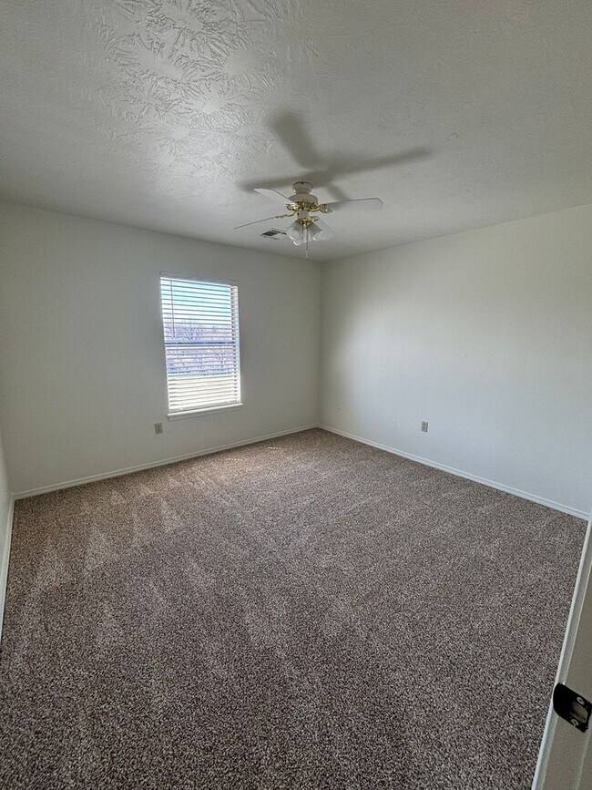 Building Photo - 3br 2.5ba on Surrey Hills Golf Course!!