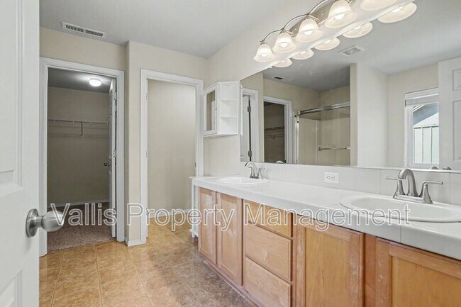 Building Photo - 305 SE Casting St