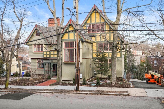 Building Photo - 165 Winthrop Rd
