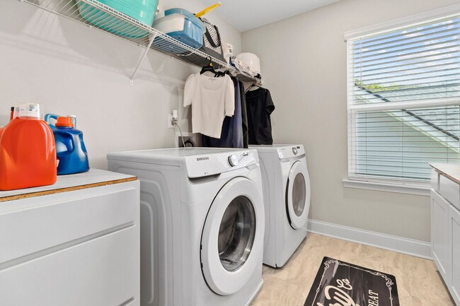 Building Photo - 6508 Satjanon Dr