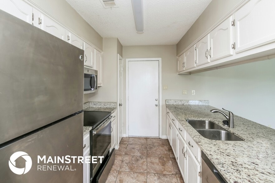 Building Photo - 2432 Country Trail Dr