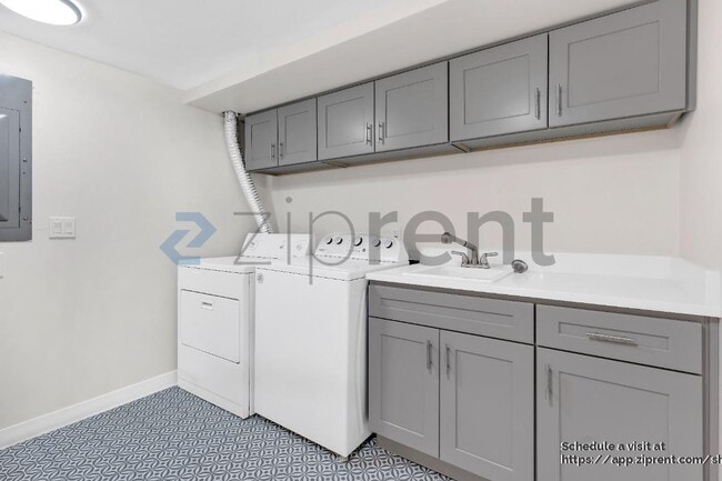 Building Photo - 242 NE 61st Ave