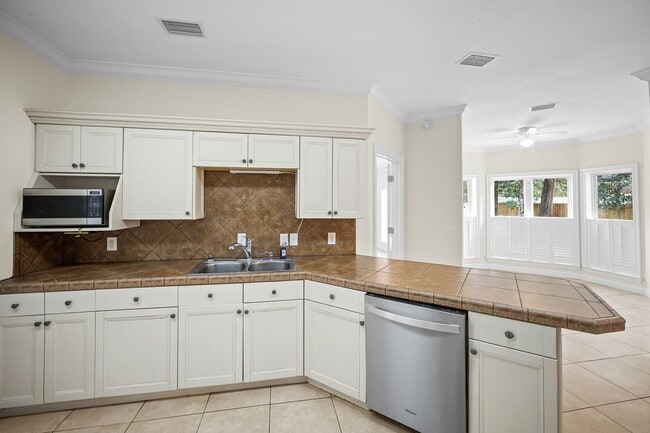 Building Photo - 11750 Village Green Dr