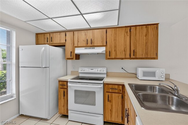 Building Photo - 4641 SW Santa Barbara Pl