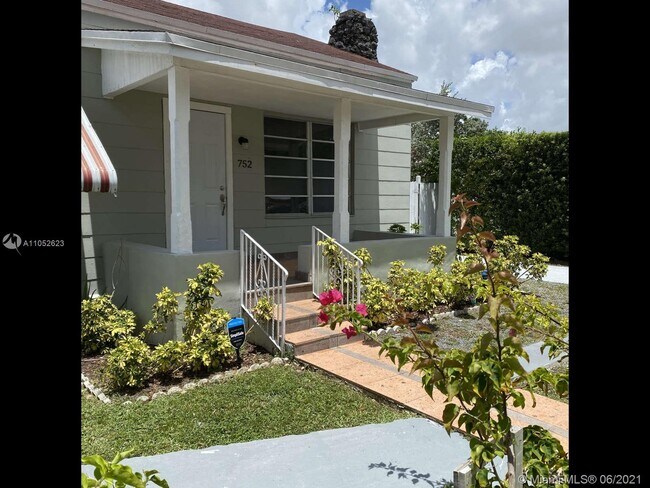 Building Photo - 752 NW 24th Ct