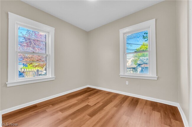 Building Photo - 8517 Rosewood Ave