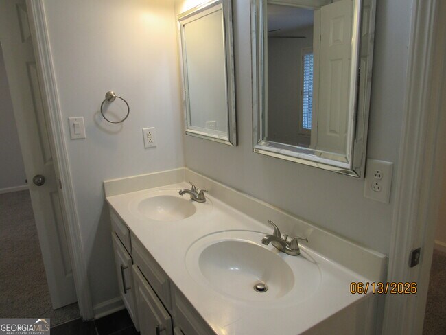Building Photo - 115 Sutton Ct
