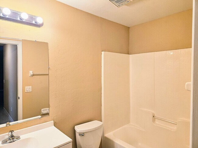 Building Photo - Move-in Ready 3 BR & 2 BA