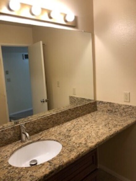 Building Photo - 7405 Charmant Dr