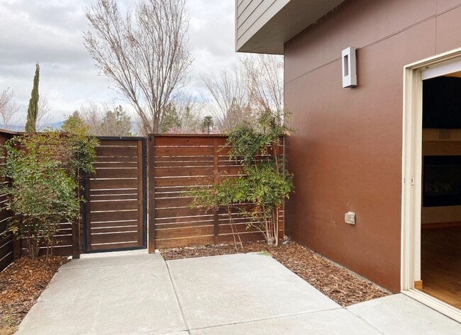 Building Photo - Eagle Crest Condo at Lone Pine