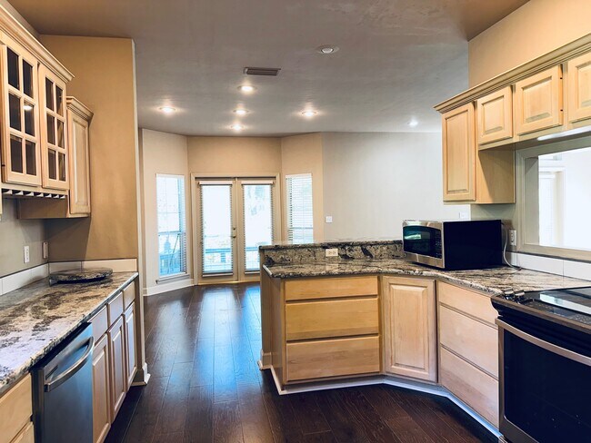 Building Photo - 10947 Palmetto Blvd