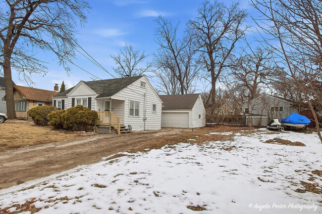 Building Photo - 33759 N Lake Shore Dr