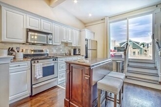 Building Photo - 439 W 4th St