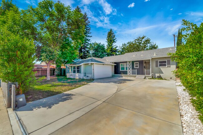 Building Photo - 7700 Oakdale Ave