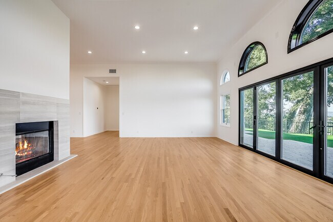 Building Photo - 15851 Mulholland Pl