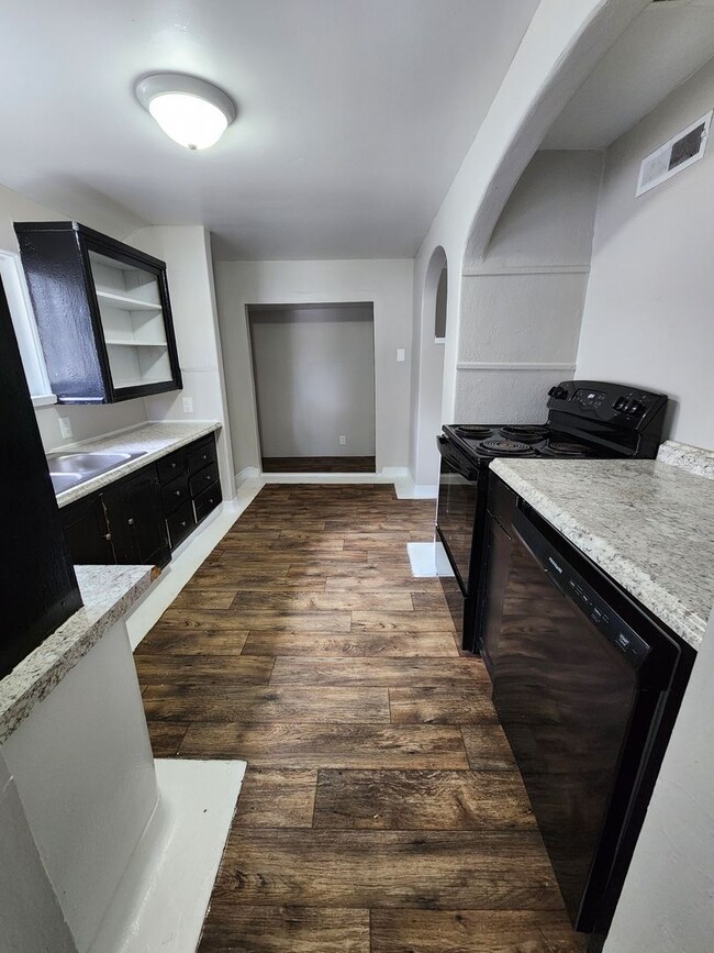 Building Photo - Spacious 2-Bedroom, 1-Bathroom Home AVAILA...