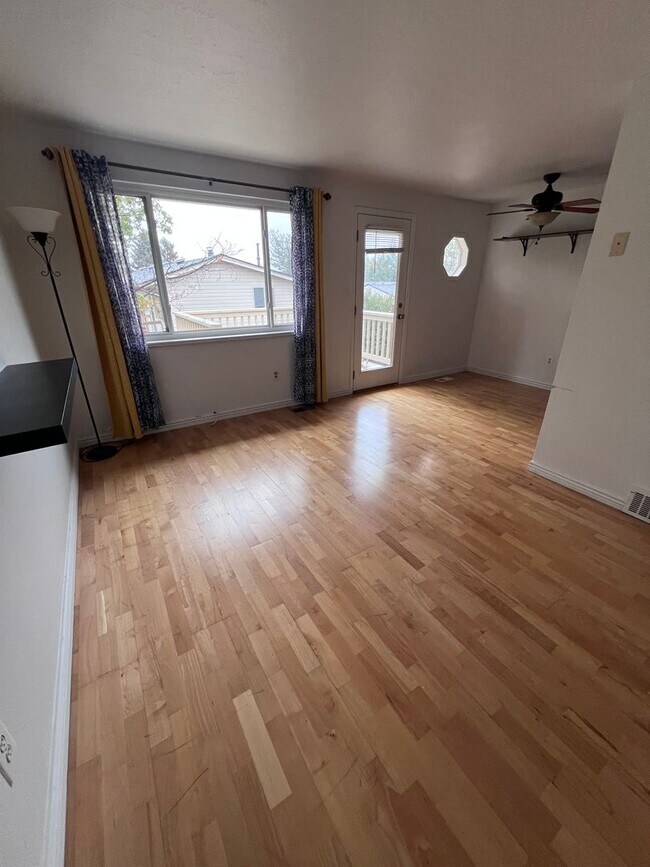 Building Photo - MOVE IN SPECIAL 2 Bed 2 Bath Townhome in L...