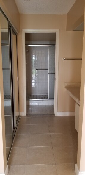 Building Photo - 2210 SE 6th Ct