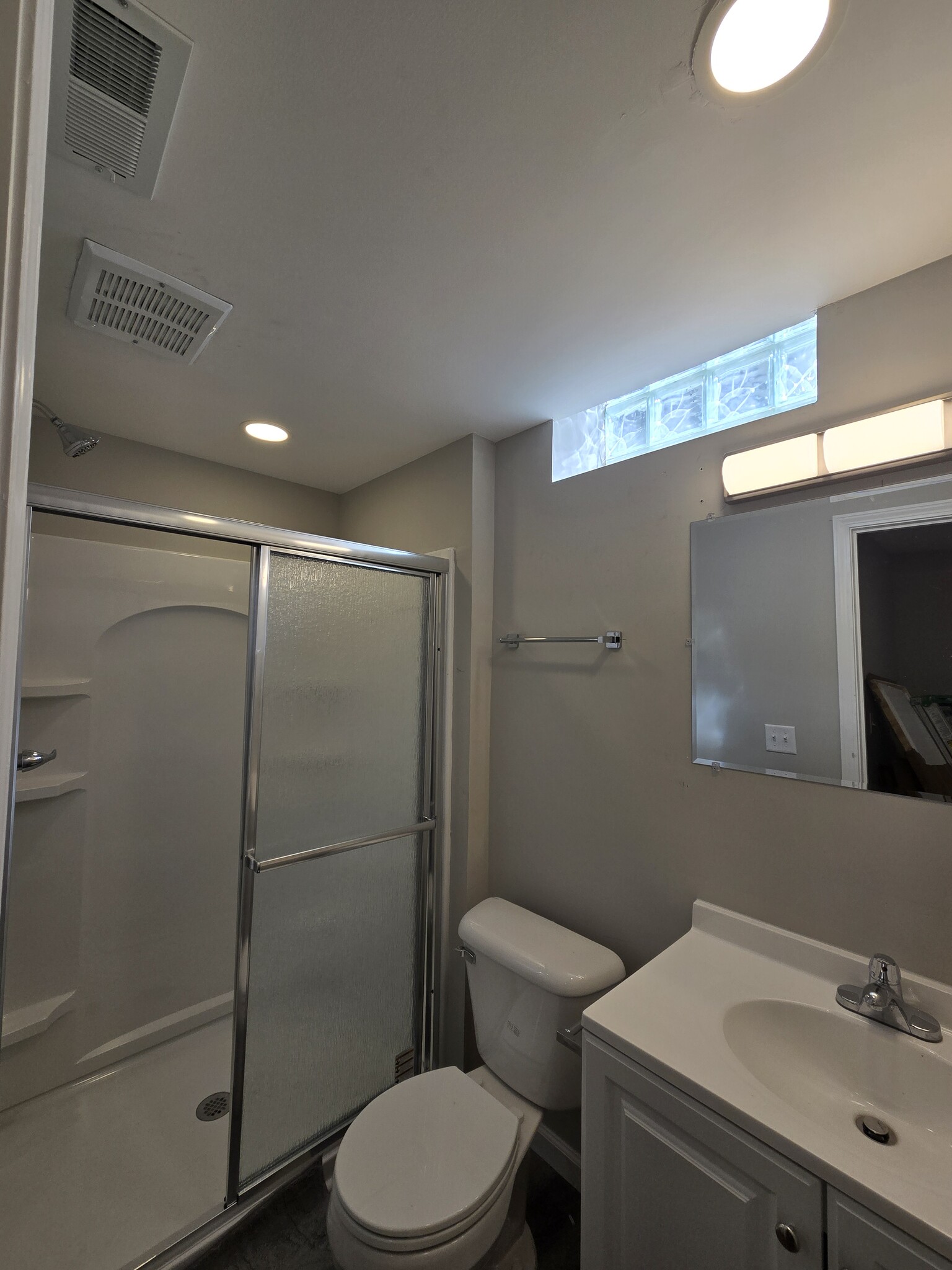 Building Photo - 328 Thompson St