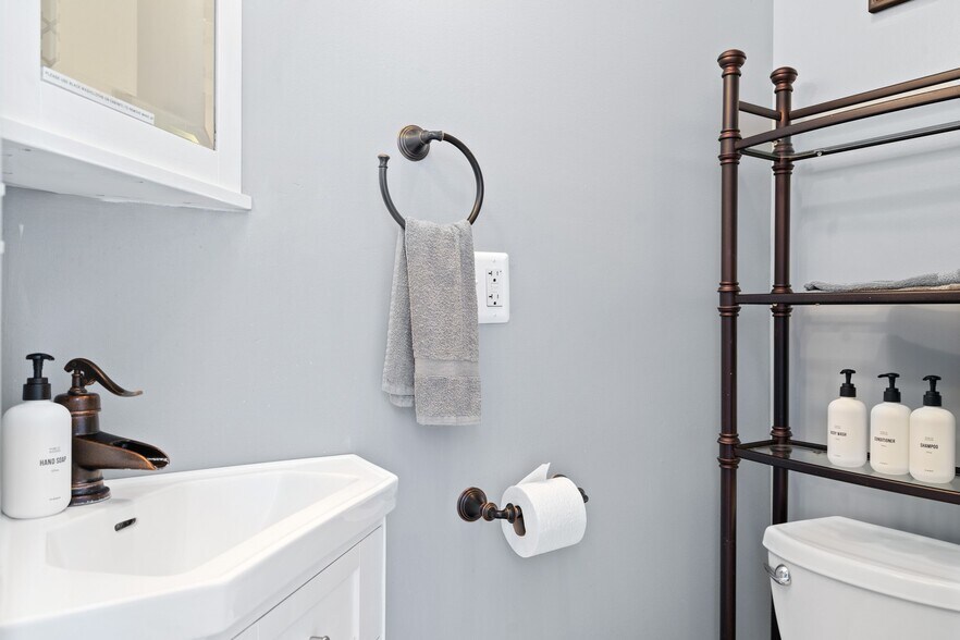 Building Photo - 913 W Belden Ave