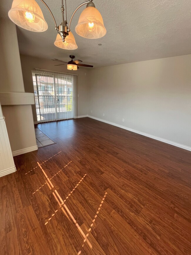 Building Photo - Gorgeous Top Floor Condo!