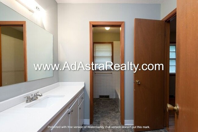 Building Photo - Beautiful Home in Blue Springs-Available NOW!!