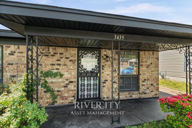 Building Photo - SECTION 8 WELCOMED!!!! A NEWLY RENOVATED BEAUTY !!!!