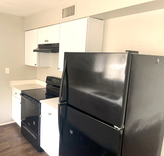 Building Photo - SINGLE STORY 2 BEDROOMS 1 BATHROOM NORTH P...