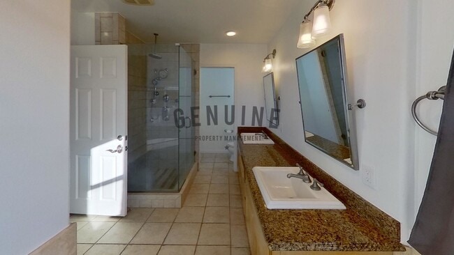 Building Photo - Beautiful 3BD 3.5BA Townhome in Newport Heights