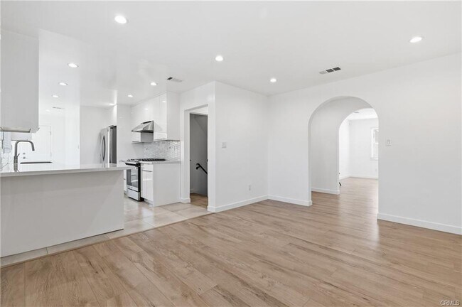 Building Photo - 2510 Paloma St