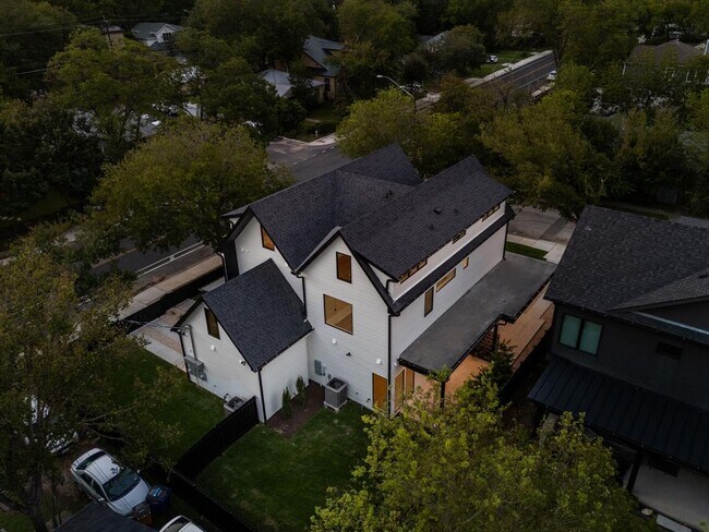 Building Photo - 912 1/2 E 50th St