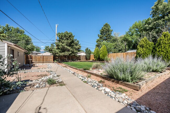 Building Photo - 2140 Robin Dr