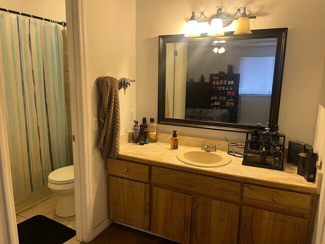 Building Photo - 2bed/2bath Townhome in Quiet Neighborhood