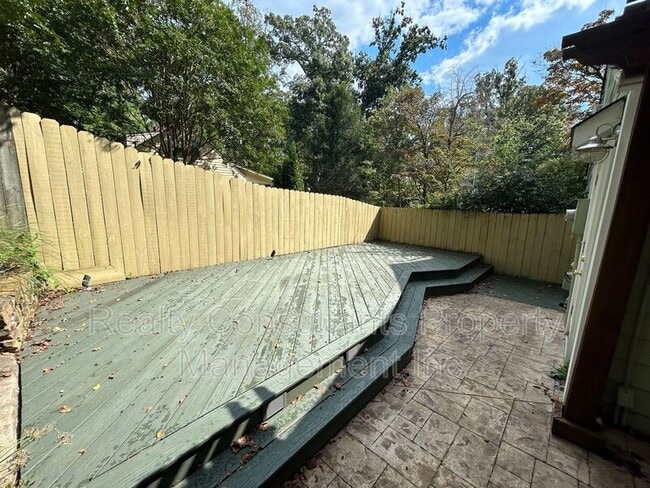 Building Photo - 2461 Lyndhurst Ave