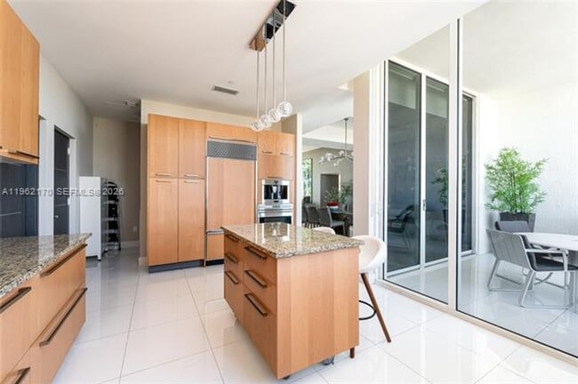 Building Photo - 15901 Collins Ave