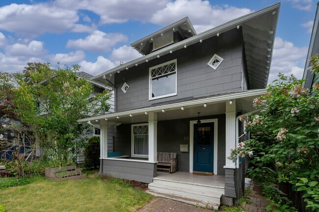 Building Photo - Charming & Spacious 4-Square 3 BR/1.75 BA ...