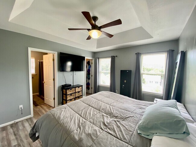Building Photo - West AVL - Spacious Home in Scenic Bluff S...