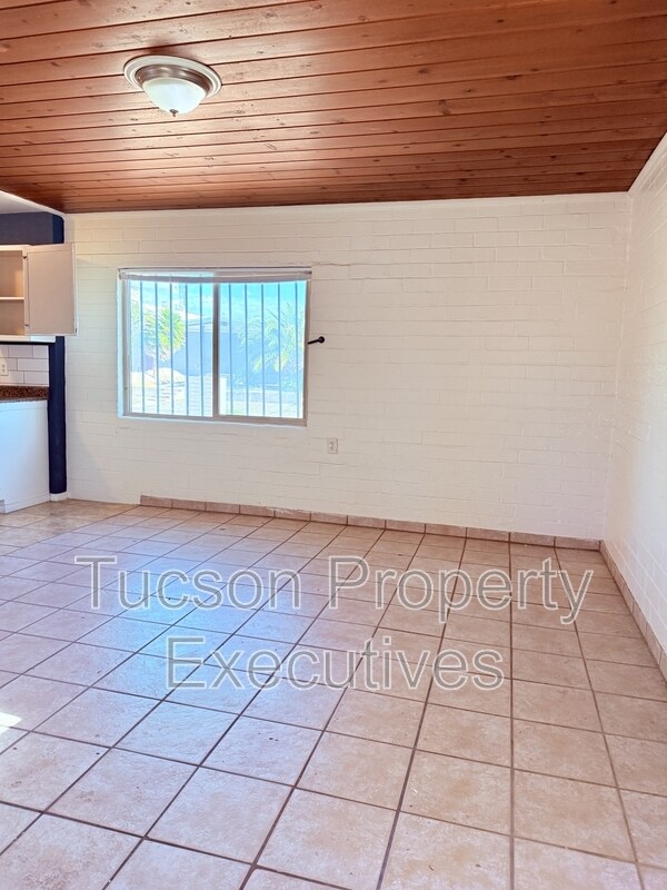 Building Photo - 232 W Flores St