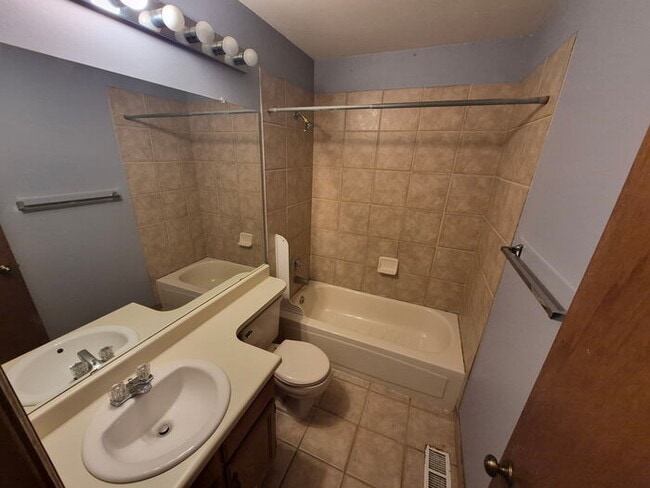 Building Photo - 4272 Kingsbury Dr