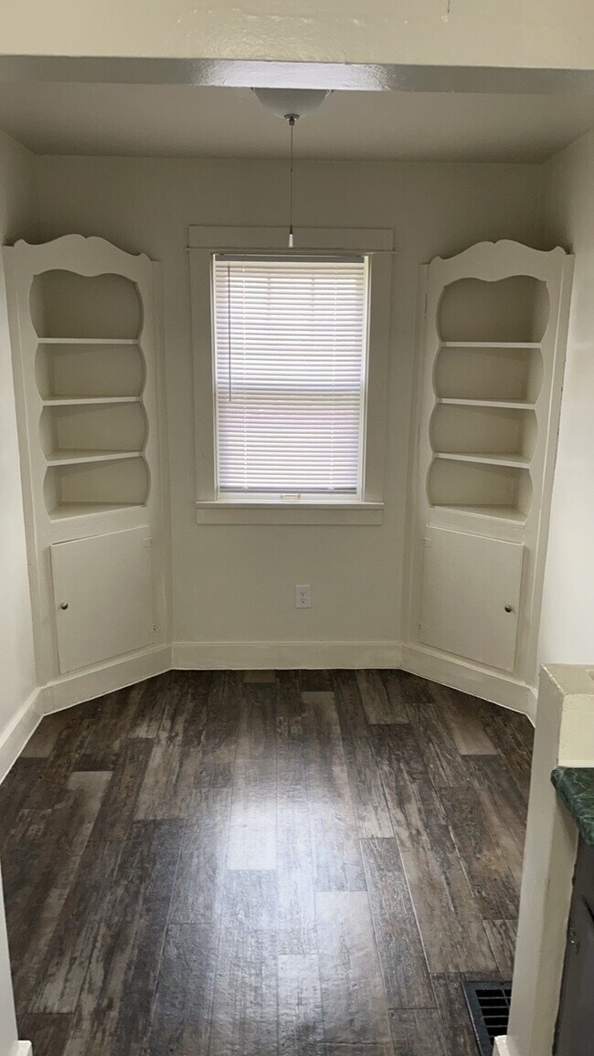 Building Photo - 32 Stafford Ave