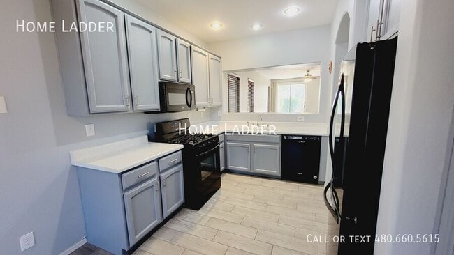 Building Photo - 6235 W Navajo Dr