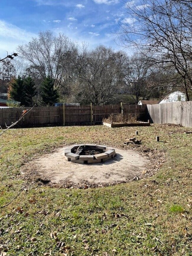 Building Photo - SINGLE FAMILY HOME